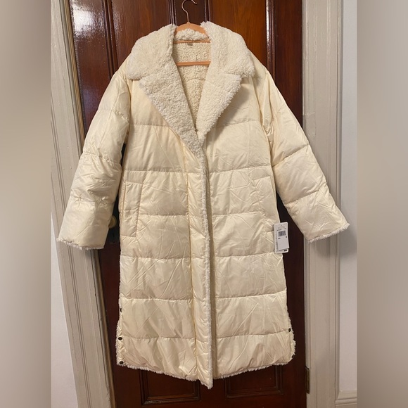 Michael Kors Quilted Ciré and Faux
Shearling Reversible Puffer
Coat- Women’s MED - Picture 2 of 16